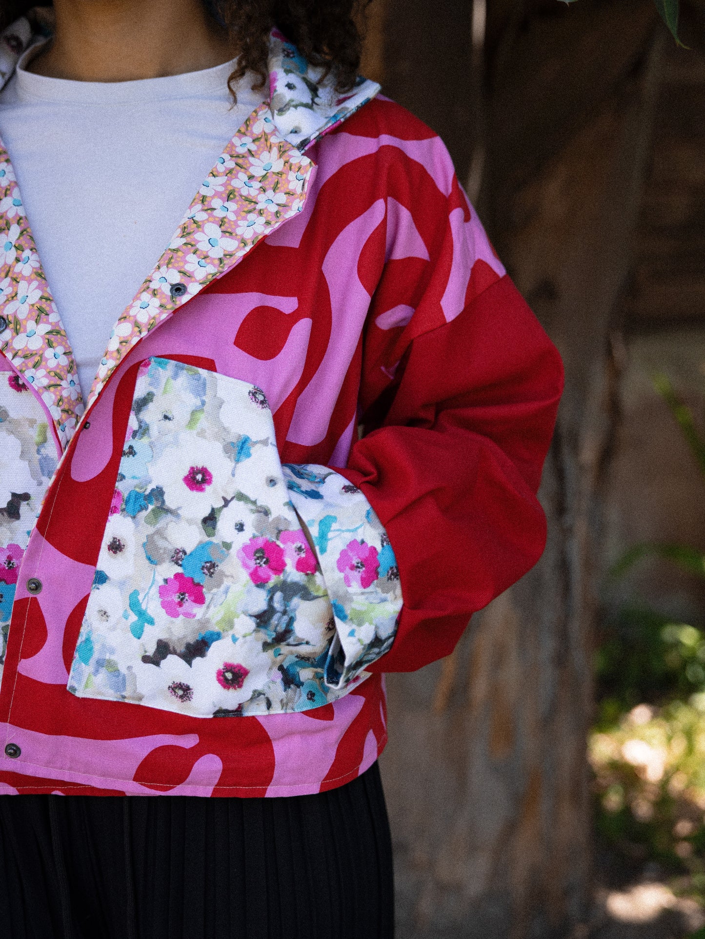 Veste blouson court rouge et rose imprimé vigne