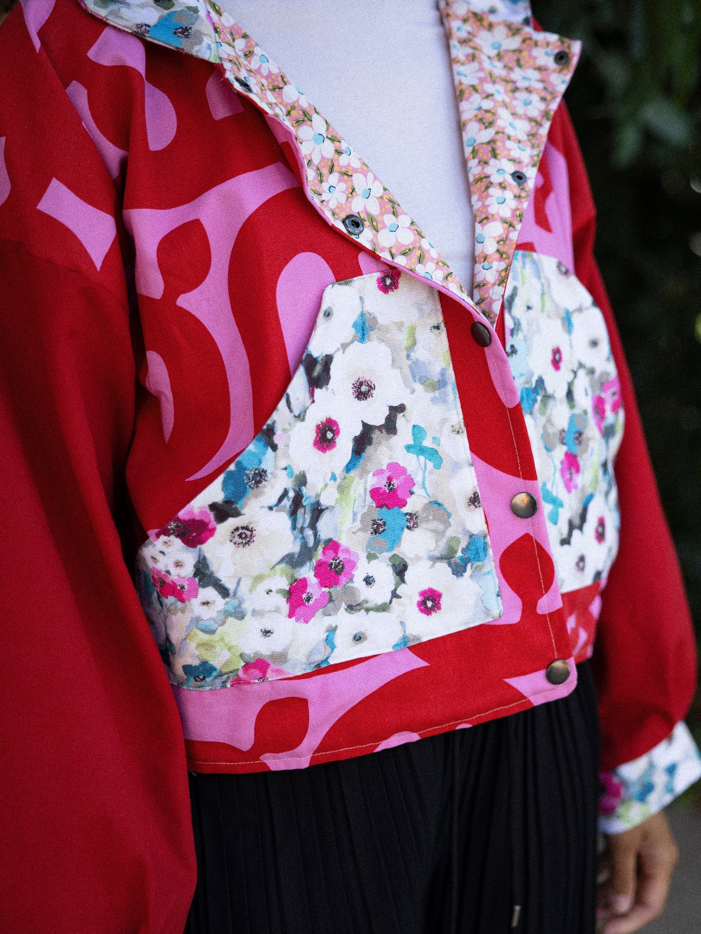 Veste blouson court rouge et rose imprimé vigne