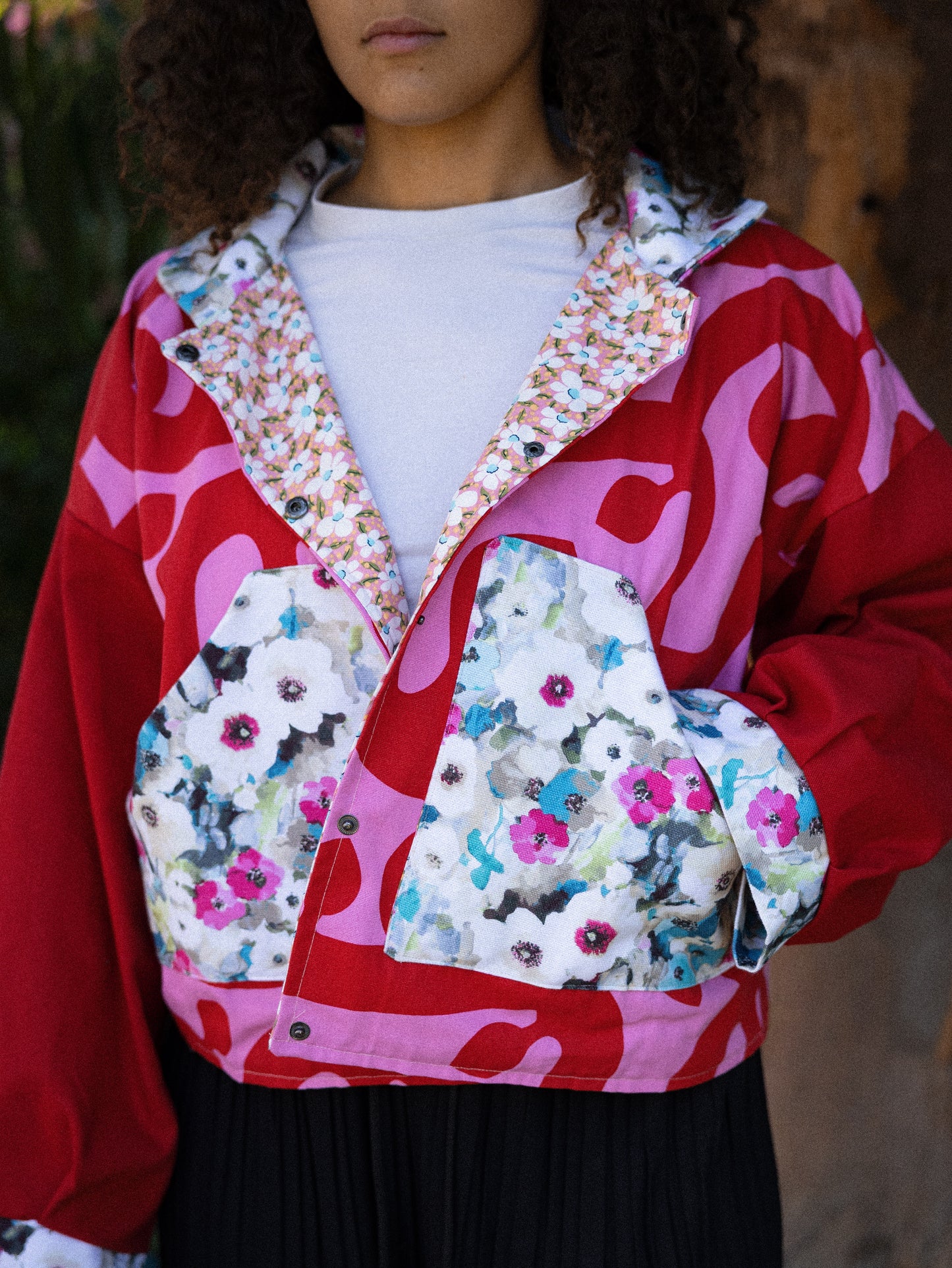 Veste blouson court rouge et rose imprimé vigne