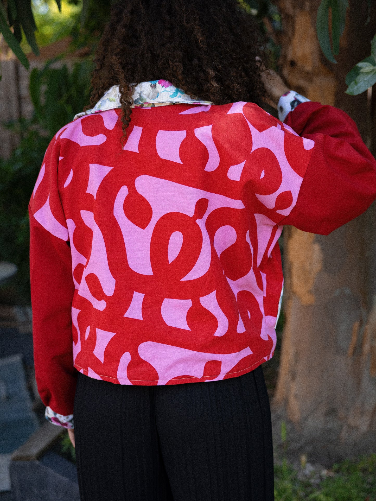 Veste blouson court rouge et rose imprimé vigne