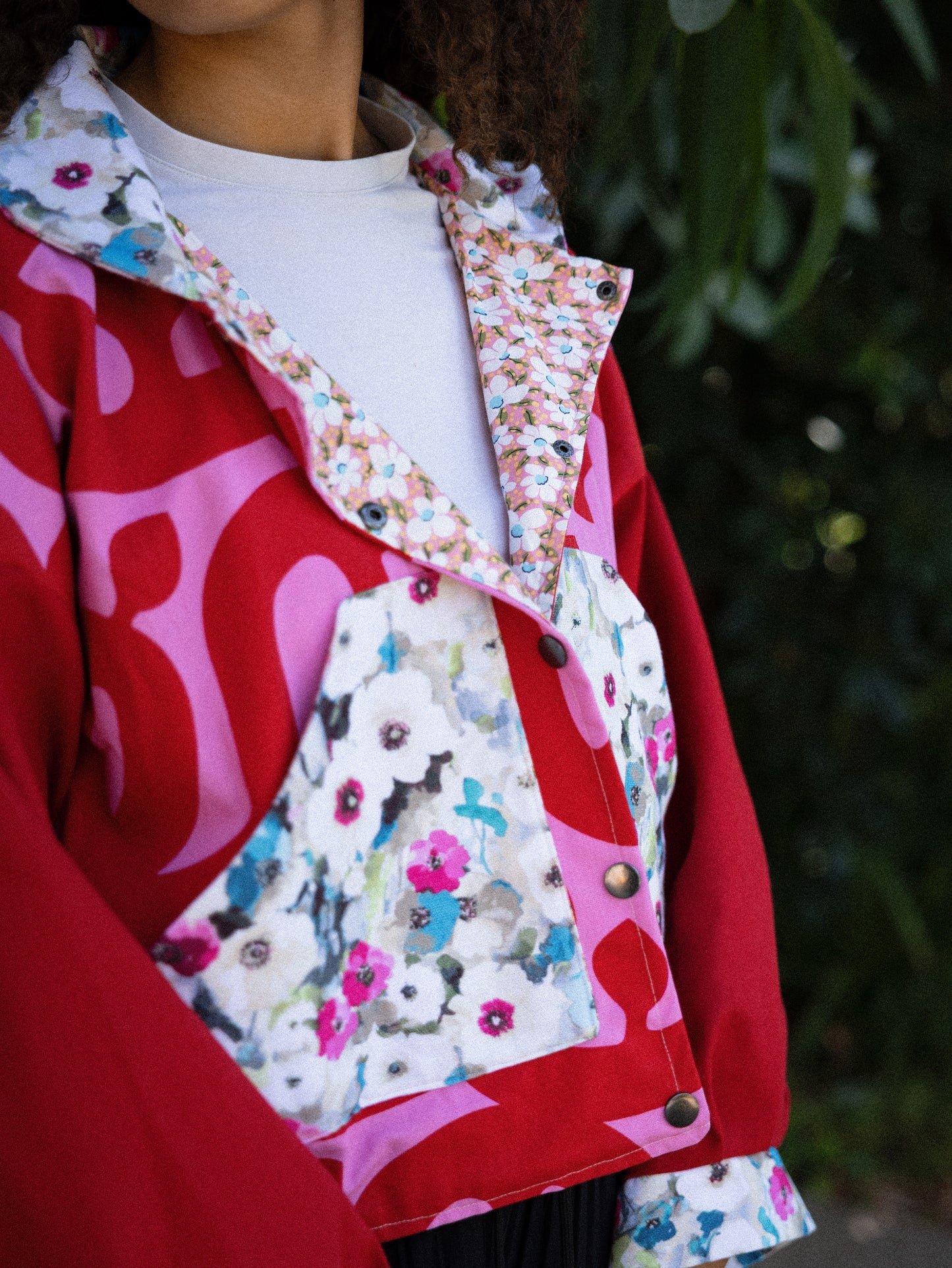 Veste blouson court rouge et rose imprimé vigne