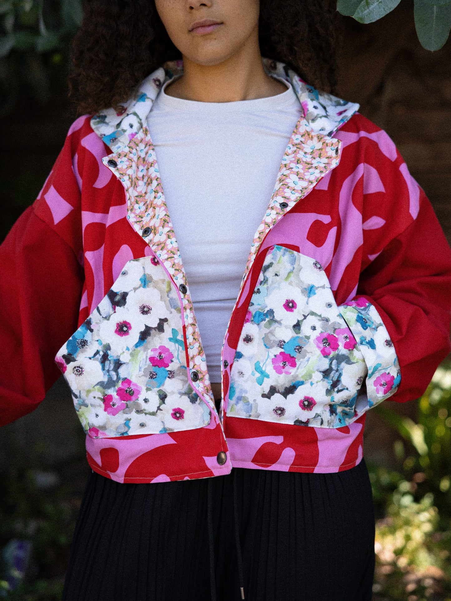 Veste blouson court rouge et rose imprimé vigne
