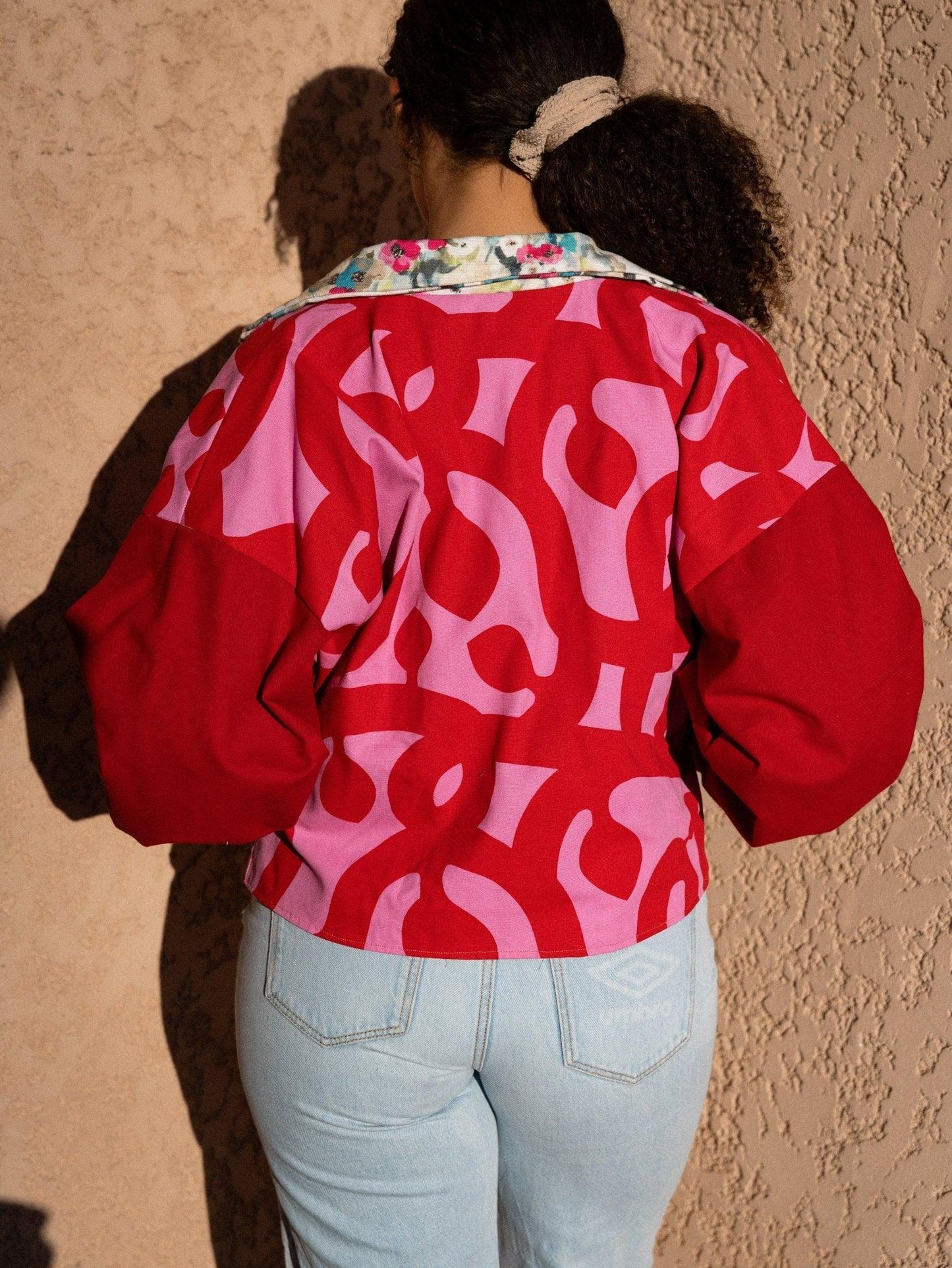 Veste blouson court rouge et rose imprimé vigne - Mouna | Mode Éco-Responsable Vestes & Sacs Uniques, Faits Main