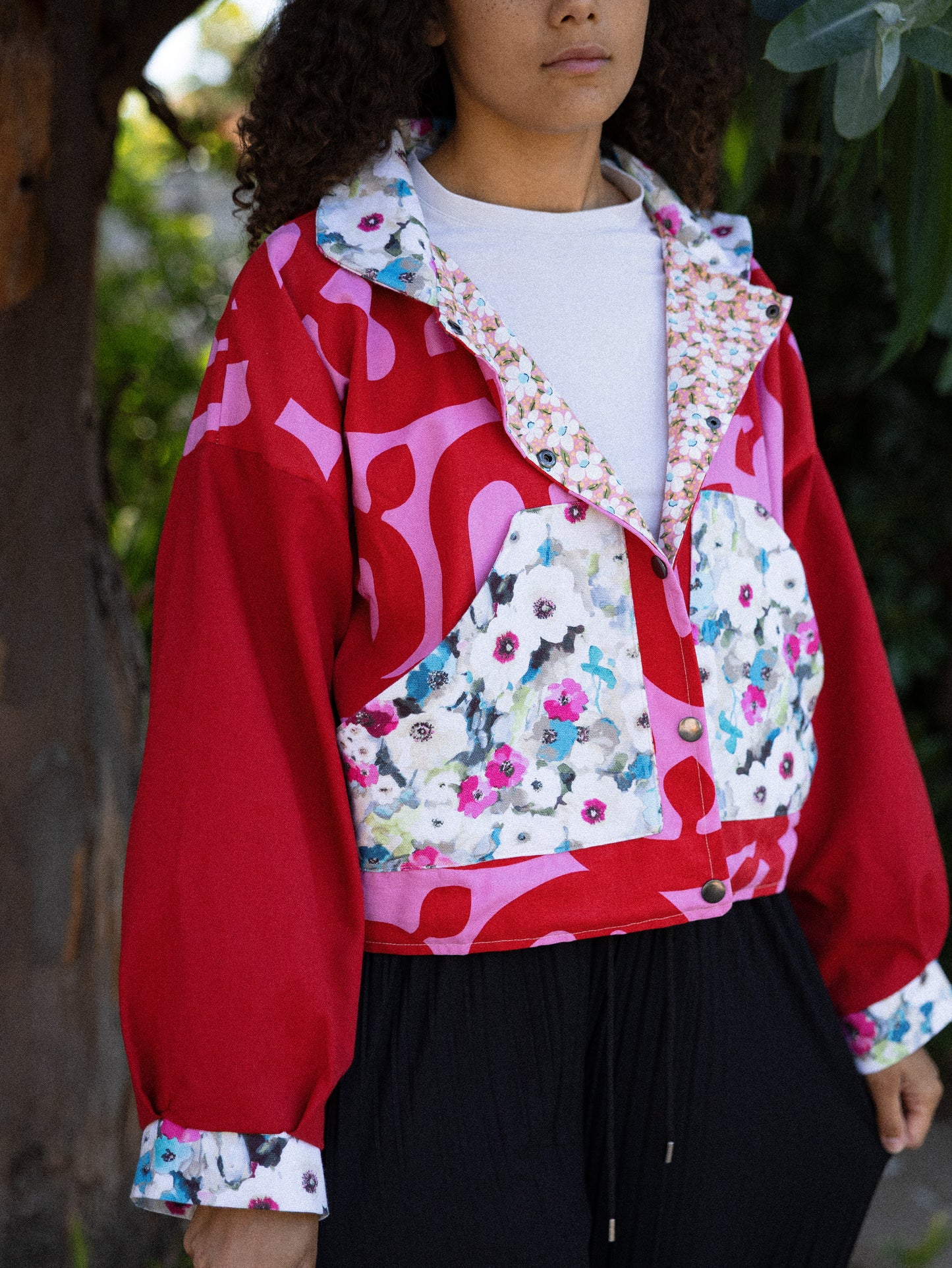 Veste blouson court rouge et rose imprimé vigne